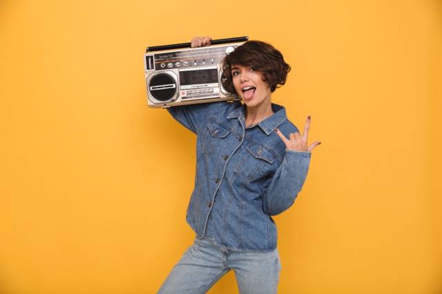 Ilustrasi pengguna radio di era digital (Sumber gambar: Freepik/https://www.freepik.com/free-photo/portrait-funny-joyful-woman-dressed-denim-jacket_7286536.htm#fromView=search&page=1&position=20&uuid=3eb5795c-2e43-43c5-bdde-e7d53220ae0e