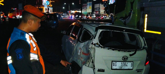 Kereta terlibat kecelakaan dengan minibus di Mengkreng, Kertosono, Minggu (1/12) Foto: Dok. KAI