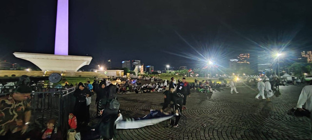 Suasana di Monas, Jakarta Pusat, menjelang Reuni Akbar 212.  Foto: Rachmadi Rasyad /kumparan