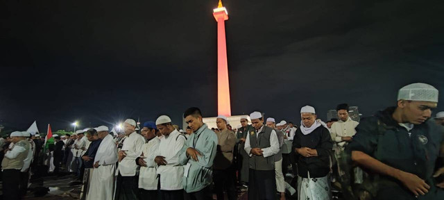 Massa Reuni 212 tunaikan salat tahajud di kawasan Monas, Jakarta Pusat, pada Senin (2/12). Foto: Rachmadi Rasyad/kumparan