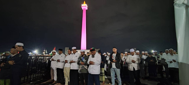 Massa reuni 212 menggelar salat subuh berjemaah di Monas, Jakarta Pusat, Senin (2/12). Foto: Rachmadi Rasyad/kumparan