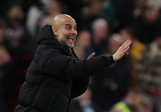 Pep Guardiola saat laga Liverpool vs Man City pada pertandingan Liga Inggris di Anfield, Inggris, Minggu (1/12/2024). Foto: REUTERS/Phil Noble