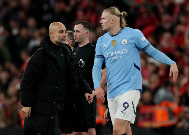 Pep Guardiola dan Erling Haaland usai laga Liverpool vs Man City pada pertandingan Liga Inggris di Anfield, Inggris, Minggu (1/12/2024). Foto: REUTERS/Phil Noble