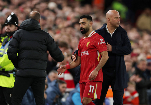 Mohamed Salah dan Arne Slot saat Liverpool vs Manchester City pada pertandingan Liga Inggris di Anfield, Liverpool, Inggris, Minggu (1/12/2024). Foto: Phil Noble/ REUTERS