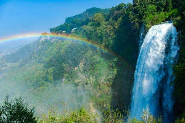 Air terjun di Jepara. Foto hanyalah ilustrasi, bukan tempat yang sebenarnya. Sumber: Unsplash/Claudio Grande