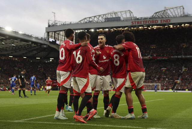 Joshua Zirkzee dari Manchester United merayakan gol keempat bersama Bruno Fernandes, Diogo Dalot, dan rekan setimnya pada pertandingan Liga Inggris antara Manchester United melawan Everton di Old Trafford, Manchester, Inggris, Minggu (2/12/2024). Foto: Lee Smith/REUTERS 