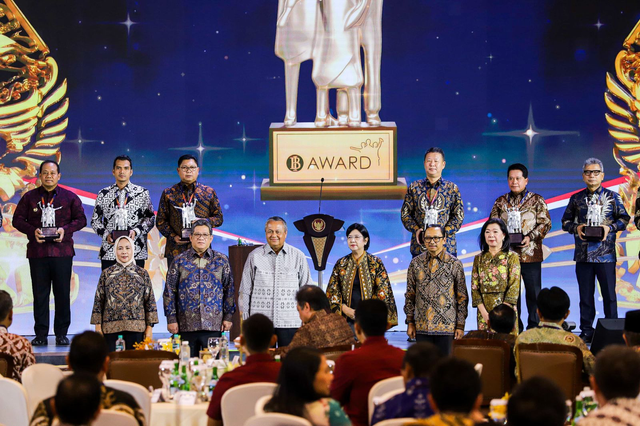 BRI raih penghargaan Primary Dealers Terbaik dan Bank Konvensional Pendukung Inovasi Operasi Moneter Rupiah Terbaik dalam BI Awards 2024 di Graha Bhasvara Icchana, Jakarta, Jumat (29/11/2024). Foto: Dok. BRI