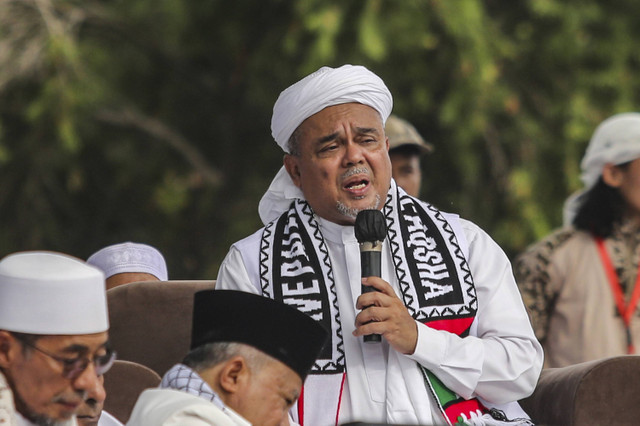 Habib Rizieq Shihab menyampaikan sambutan saat mengikuti reuni 212 di Silang Monas, Jakarta, Senin (2/12/2024). Foto: Asprilla Dwi Adha/ANTARA FOTO