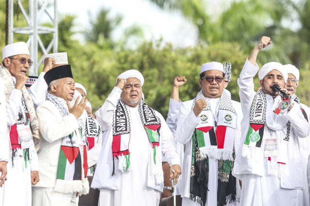 Habib Rizieq Shihab (ketiga kiri) bersama tokoh agama melakukan takbir saat mengikuti reuni 212 di Silang Monas, Jakarta, Senin (2/12/2024). Foto: Asprilla Dwi Adha/ANTARA FOTO