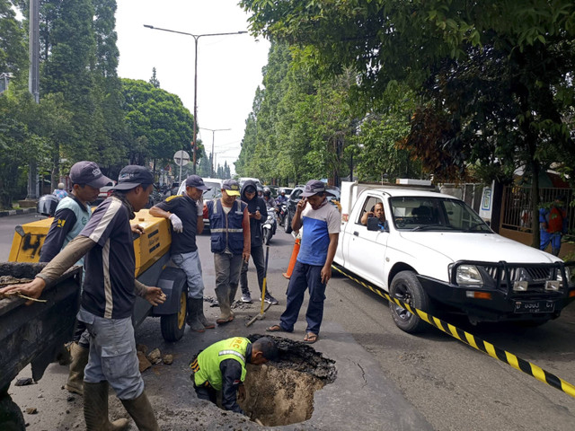 Aspal amblas di jalan Dago, Coblong, Bandung, Senin (2/12/2024). Foto: Robby Bouceu/kumparan