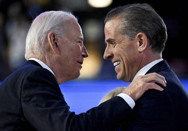 Presiden AS Joe Biden, didampingi oleh Hunter Biden. Foto: Craig Hudson/REUTERS