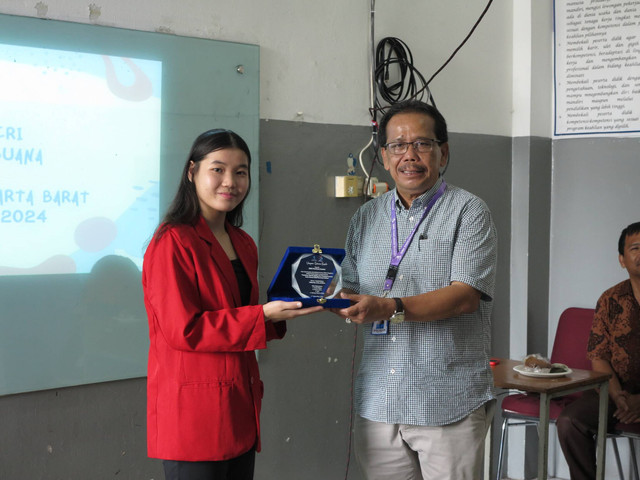 Penyerahan Plakat oleh Mahasiswa UMB kepada Kepala Sekolah SMK Pancaran Berkat