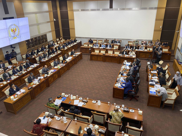 Suasana rapat komisi I DPR RI bersama Kementerian Luar Negeri di gedung Parlemen, Jakarta pada Senin (2/12/2024). Foto: Abid Raihan/kumparan