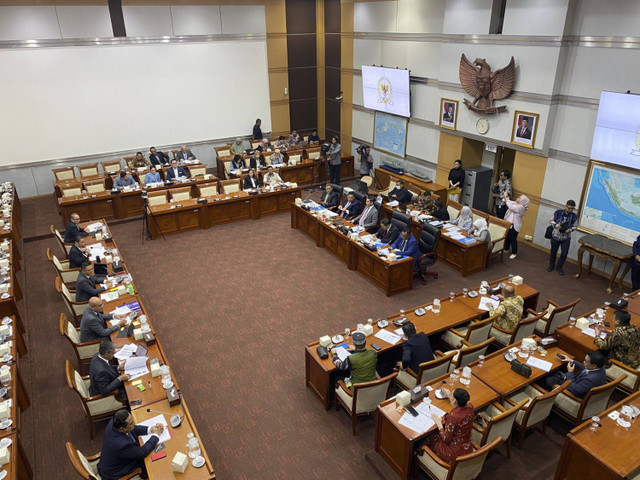 Suasana rapat komisi I DPR RI bersama Kementerian Luar Negeri di gedung Parlemen, Jakarta pada Senin (2/12/2024). Foto: Abid Raihan/kumparan