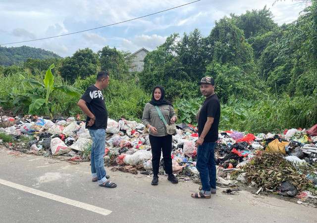 Anggota DPRD Provinsi Kalbar, Niken Tia Tantia saat meninjau tumpukan sampah di pinggir jalan di Kota Singkawang. Foto: Dok. Istimewa