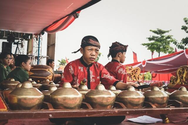 Ilustrasi Contoh Alat Musik Tradisional. Foto: dok. Unsplash/Adrian Hartanto