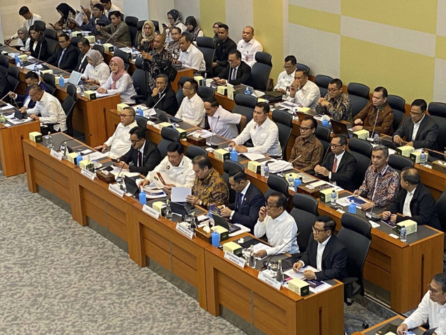 Menteri Koordinator Bidang Perekonomian Airlangga Hartarto dan Menteri Koordinator lainnya menghadiri rapat kerja bersama Badan Anggaran DPR RI, di Jakarta, Senin (2/12/2024). Foto: Muhammad Fhandra Hardiyon/kumparan