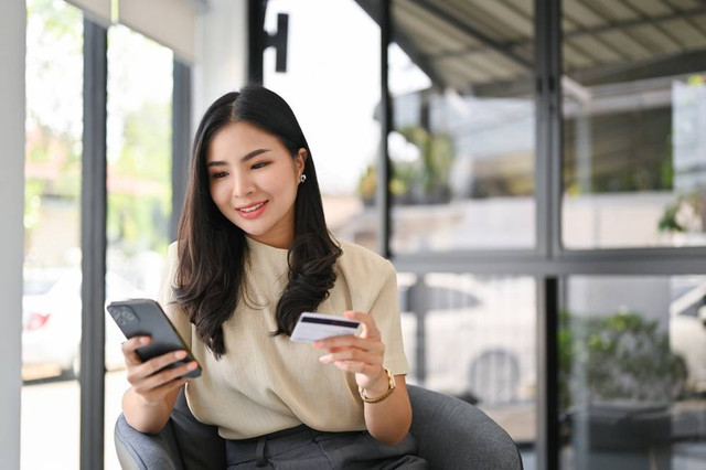 Ilustrasi wanita buka kartu rekening. Foto: Shutterstock