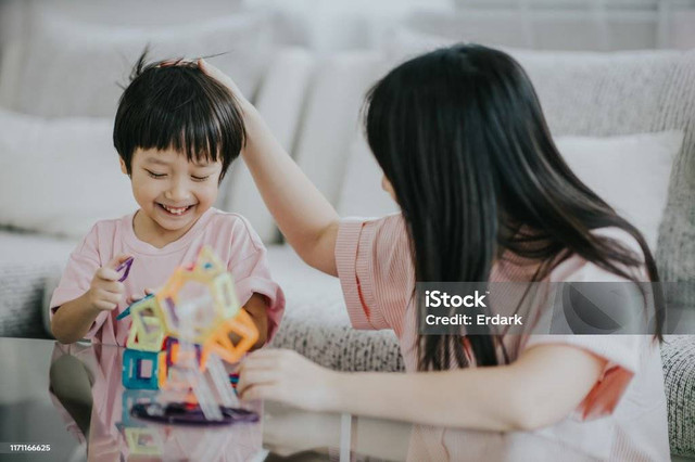 Seorang anak yang sedang bermain bersama orang tuanya./ Foto: iStock by Erdark