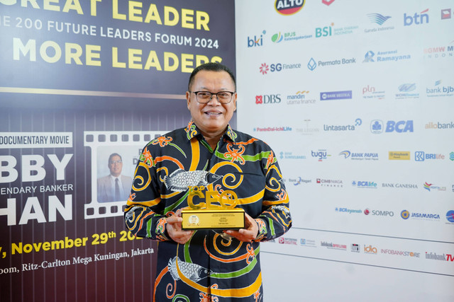 Dirut Bank Kalbar, Rokidi menerima penghargaan sebagai TOP CEO 2024 oleh Majalah Ekonomi dan Bisnis Infobank. Foto: Dok. Bank Kalbar