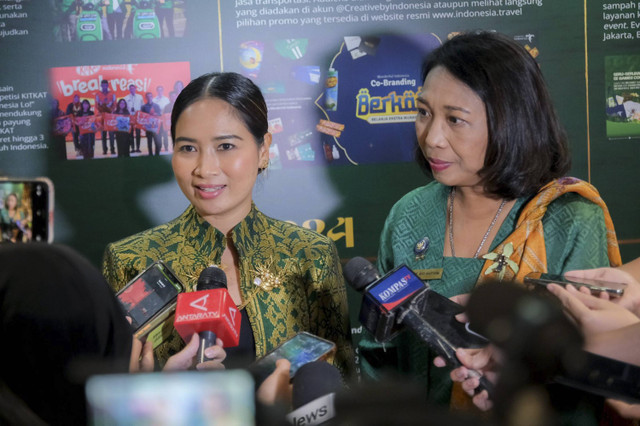 Wamenpar Ni Luh Puspa dan Deputi Bidang Pemasaran Kemenparekraf, Ni Made Ayu Marthini dalam penganugerahan Wonderful Indonesia Co-Branding Award 2024 di Tananusa Hall Sarinah Creative Space, Gedung Sarinah Thamrin, Jakarta, Jumat (29/11/2024). Foto: Dok. Kemenpar