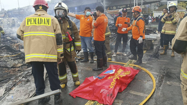 Petugas berusaha memadamkan api saat kebakaran melanda bangunan semi permanen di Jalan Salemba Raya, Jakarta Pusat, Senin (2/12/2024). Foto: X/ @humasjakfire