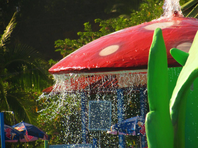 HTM Owabong Waterpark. Foto hanya ilustrasi, bukan tempat sebenarnya. Sumber: Unsplash/Renan Florindo