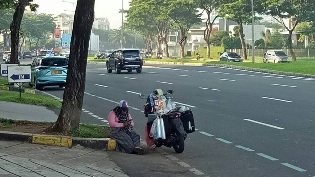 Fina, wanita tangguh yang sedang berjualan kopi di pinggir Jalan Gading Serpong Boulevard (Fotografer: Dimas Agung Fridiansyah)