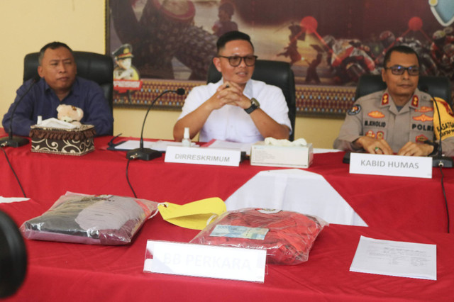 Dirkrimum Polda NTB Kombes Pol Syarif Hidayat (baju putih) saat konferensi pers di Polda NTB. Foto: kumparan