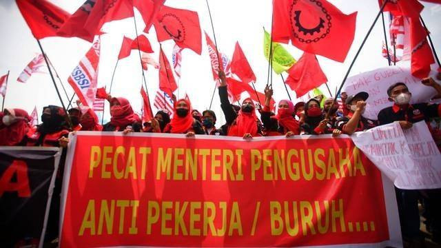 Aksi demo yang dilakukan sejumlah serikat buruh di Sumsel. (foto: Ary Priyanto/Urban Id)