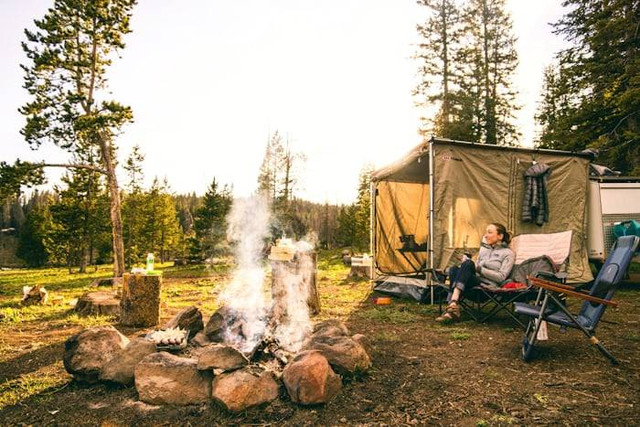 Harga camping di Asstro Highland Ciater. Foto hanyalah ilustrasi bukan tempat sebenarnya. Sumber: Unsplash/Chris Holder