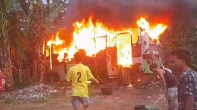 Suasana saat api membakar bus di Lubuklinggau. Foto : Istimewa