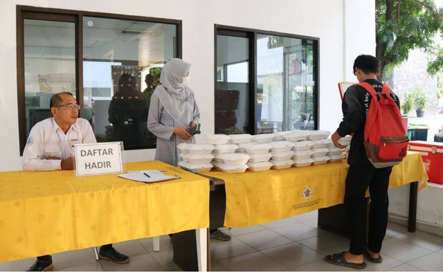 Program makan siang gratis (free breakfast) bagi mahasiswa di Fakultas Ilmu Sosial dan Politik (Fisipol) Universitas Gadjah Mada (UGM) Karangmalang, Caturtunggal, Depok, Sleman, Daerah Istimewa Yogyakarta (DIY) untuk mahasiswa yang mengikuti ujian Akhir Semester, Senin (2/12/2024)