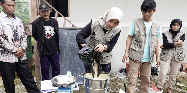 IPB Beri Pelatihan Petani Lokal Tentang Input Pertanian Organik Bioenzim dan MOL