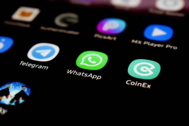 WhatsApp adalah aplikasi pesan instan yang memungkinkan pengguna untuk berkomunikasi secara gratis melalui internet. Foto: Unsplash.com