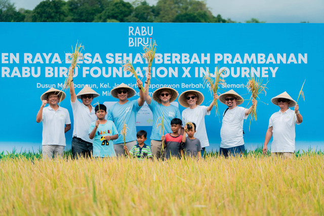 Rabu Biru Foundation (RBF) dan InJourney Group berkolaborasi dorong pertanian berkelanjutan di Dusun Morobangun yang terletak di sekitar Candi Prambanan, Yogyakarta, Minggu (1/12). Foto: Dok. InJourney