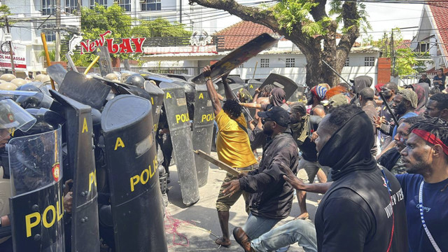 Mahasiswa asal Papua menggelar demo hingga terjadi bentrok dan melukai dua anggota kepolisian di Kota Makassar, Sulawesi Selatan,  Senin (2/12/2024). Foto: Dok. Istimewa