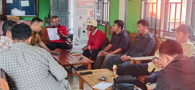 Pemdes Pasir, Kecamatan Mempawah Hilir, menggelar rapat bersama BPD dan Kadus. Foto: M. Zain/Hi!Pontianak