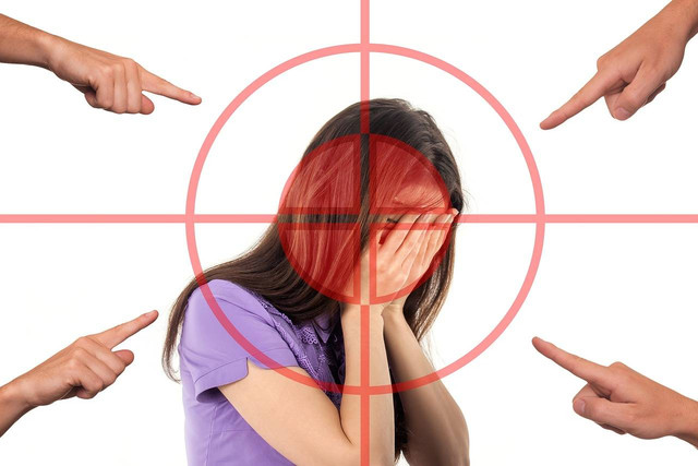 https://pixabay.com/id/photos/bullying-wanita-wajah-menekankan-3096216/