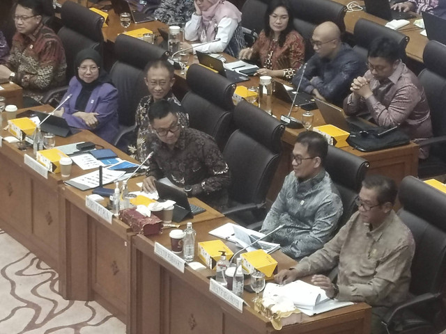 Direktur Utama PT PLN Darmawan Prasodjo menghadiri rapat dengar pendapat dengan Komisi XII DPR RI, di Jakarta, Senin (2/12/2024). Foto: Muhammad Fhandra Hardiyon/kumparan