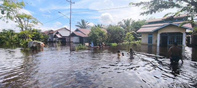 Banjir melanda wilayah Desa Pasir, Kecamatan Mempawah Hilir. Foto: M. Zain/Hi!Pontianak