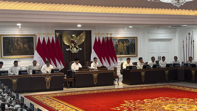 Presiden RI Prabowo Subianto mengumpulkan jajaran Kabinet Merah Putih dalam sidang kabinet paripurna, di Istana Negara, Jakarta Pusat, Senin (2/12/2024). Foto: Zamachsyari/kumparan