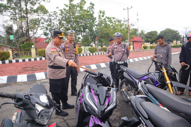 Kapolres Sintang AKBP I Nyoman Budi Artawan mengecek kendaraan yang digunakan untuk balap liar. Foto: Dok Polres Sintang