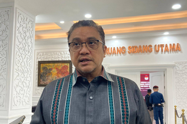 Wakil Ketua Komisi II DPR RI Dede Yusuf Macan Effendi menjawab pertanyaan wartawan di Kantor KPU RI, Jakarta Pusat, Senin (2/12/2024). Foto: Alya Zahra/Kumparan