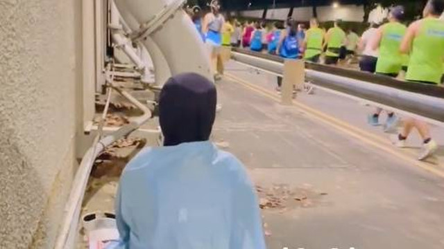 dr. Lilir Amalini, Sp.S membagikan melaksanakan salat subuh di tengah kegiatan Maraton di Singapura 1 Desember 2024. Foto: Instagram/@dokterlilir