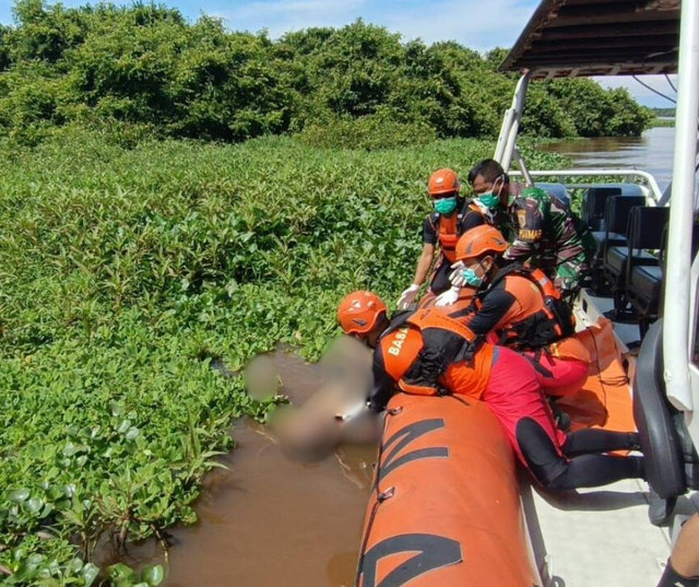 Basarnas saat mengevakuasi mayat yang terapung di Sungai Kapuas. Foto: Dok. Polres Kubu Raya