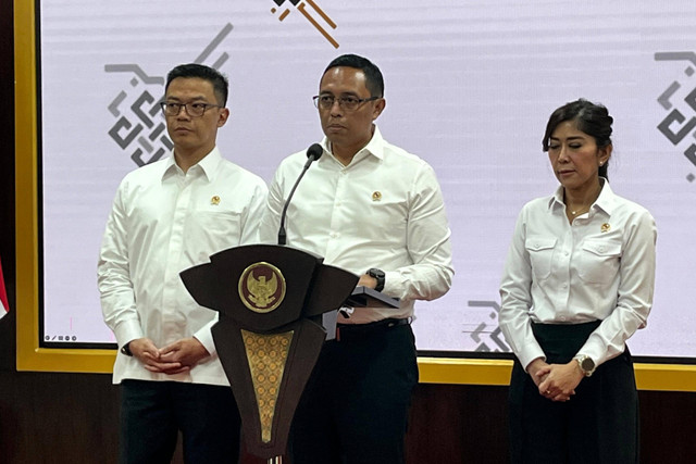 Konferensi pers Kepala Kantor Komunikasi Kepresidenan, Hasan Nasbi di Kantor Kepresidenan, Jakarta Pusat, Senin (2/12/2024). Foto: Zamachsyari/kumparan