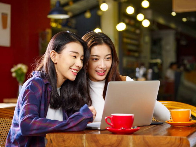 Ilutrasi nongkrong sambil internetan bersama teman di kafe. Foto: imtmphoto/Shutterstock 