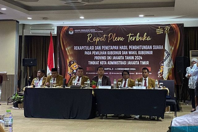 Rapat pleno terbuka rekapitulasi dan penetapan hasil penghitungan suara pada Pilgub Jakarta tingkat kota administrasi Jakarta Timur di Best Western, Jakarta pada Selasa (2/12/2024). Foto: Abid Raihan/kumparan