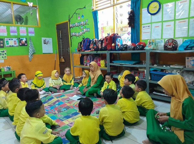 ilustrasi guru mengembangkan perkembnagan bahasa melalui metode bercerita.(sumber : di ambil 16 november 2024 di tk aisiyah 4 balayudha)